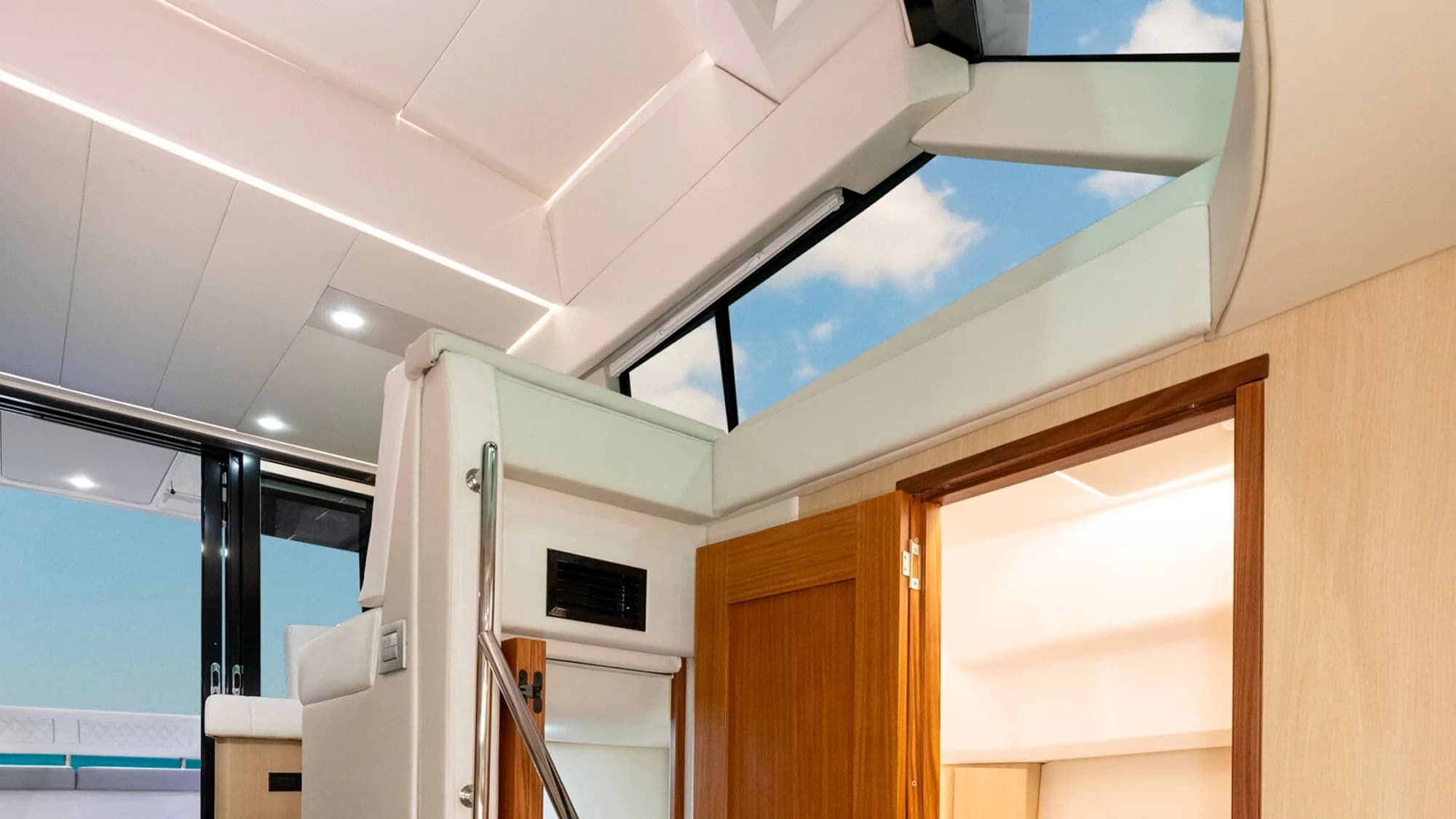 Otwarte atrium i schody do części mieszkalnej 42 Grande Coupe.