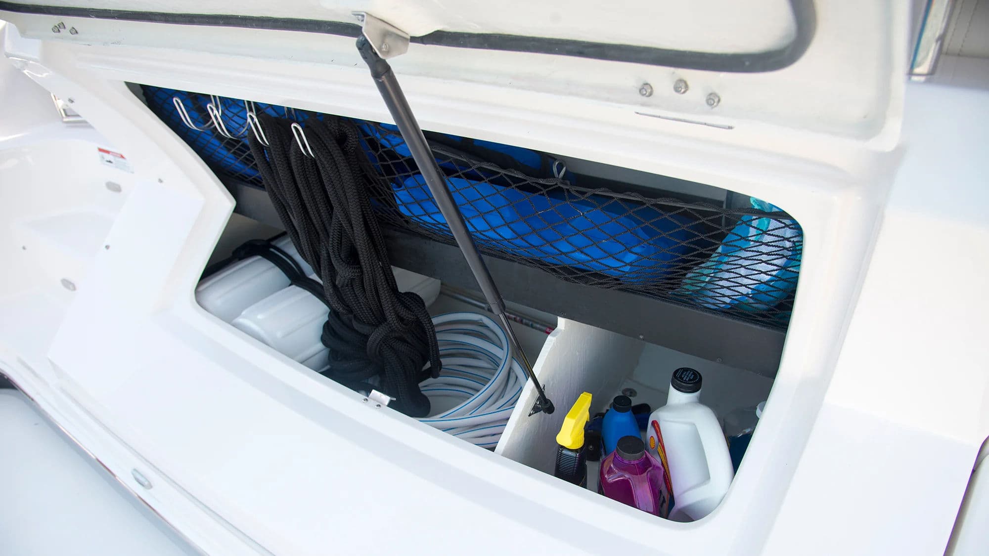 Schowek w pawęży Regal 42 Grande Coupe.