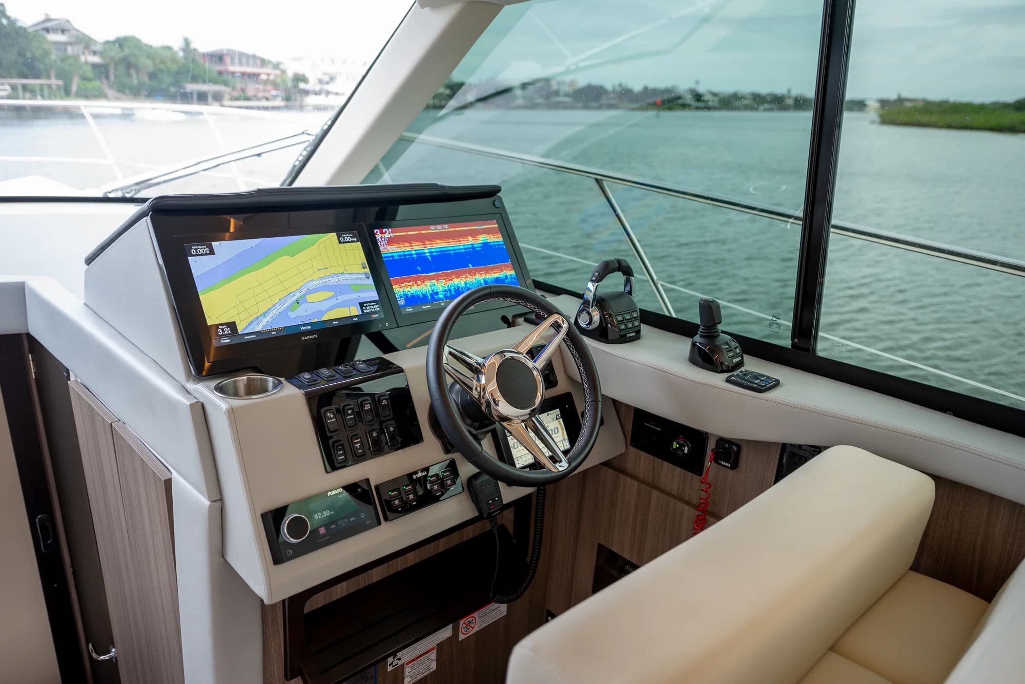 Regal 42 XO, zdjęcie wnętrza 01.