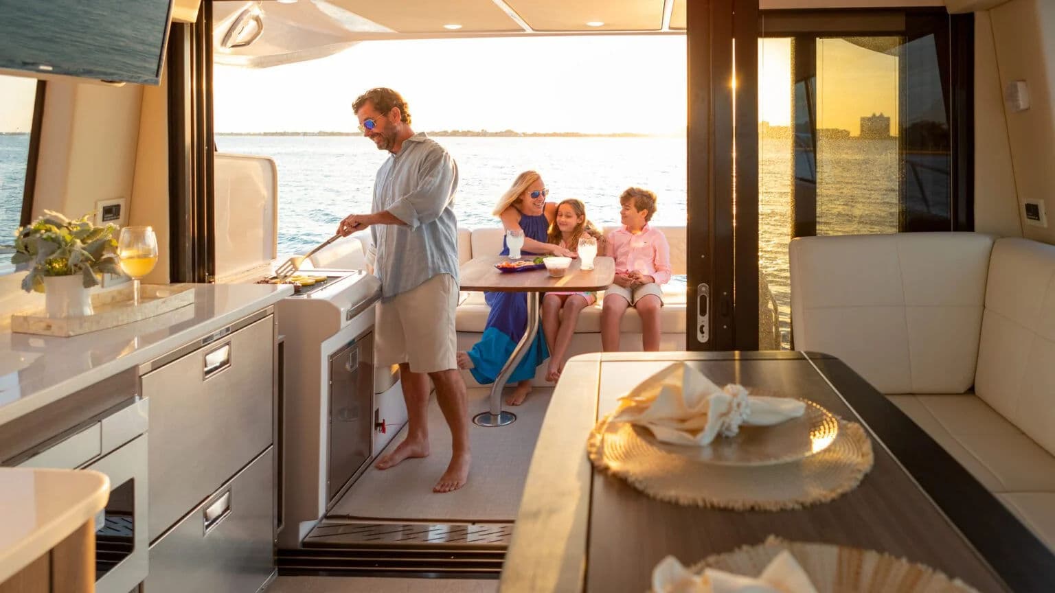 Górny salon Regal 42 XO otwarty na rufowe patio.