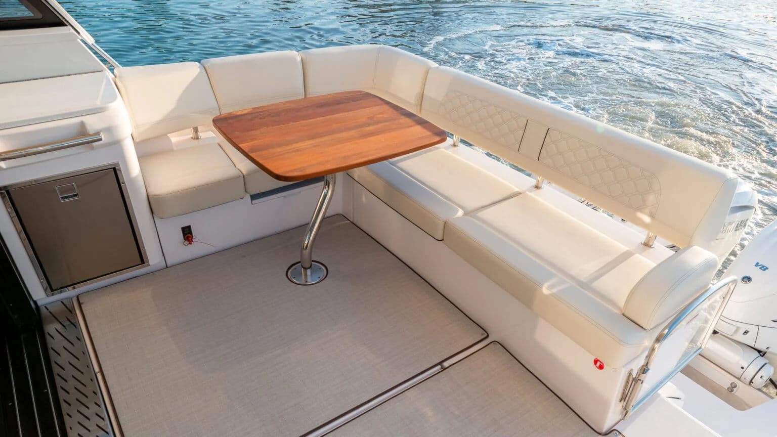 Rufowy kokpit 42 XO z siedzeniami w układzie L.