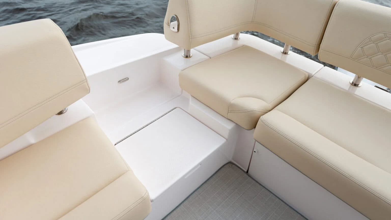 Dostęp do kei w Regal 42 XO.