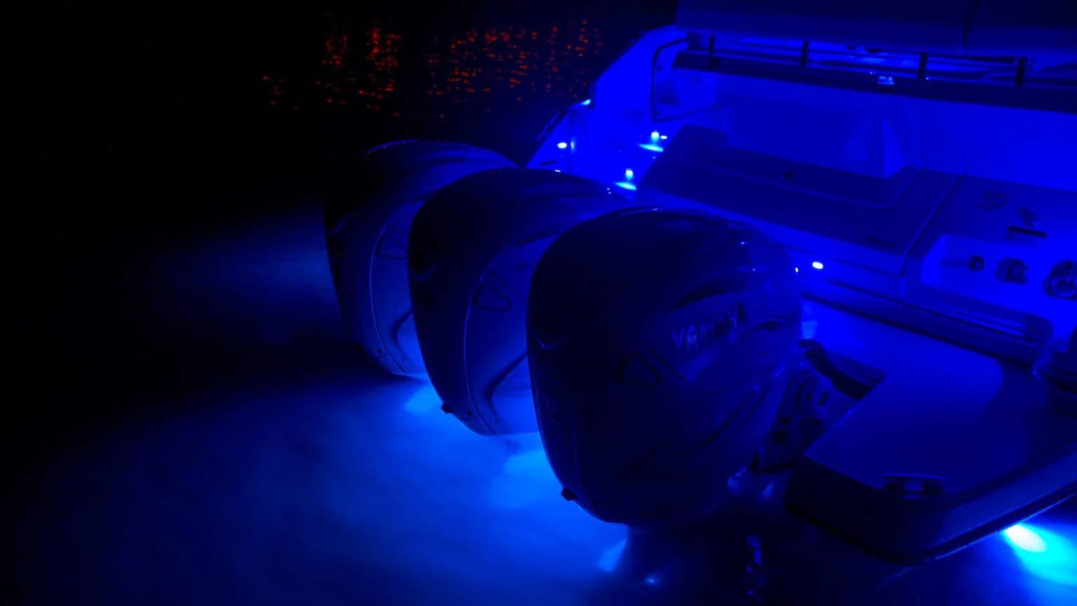 Niebieskie podświetlenie podwodne na rufie 42 XO.