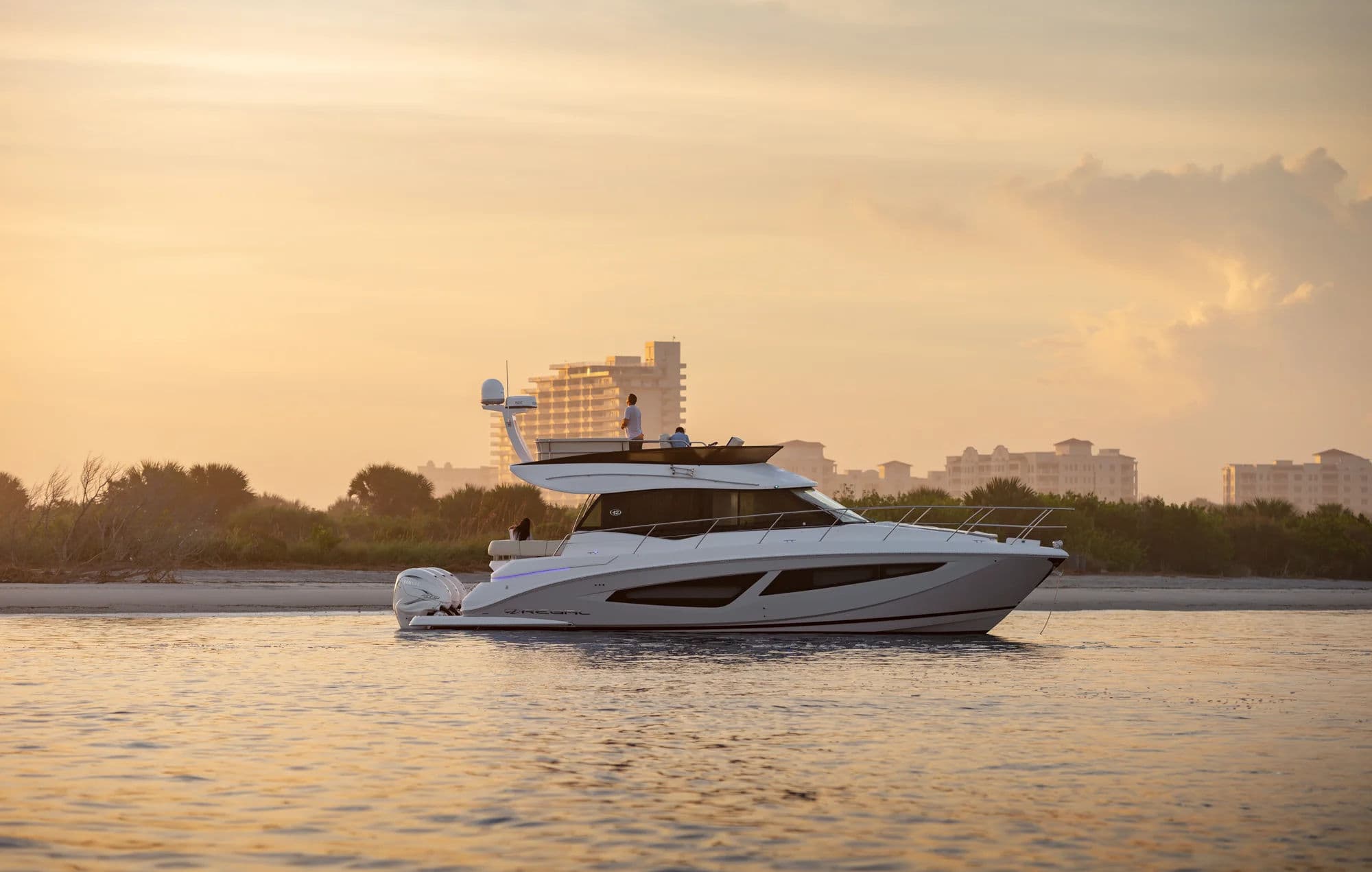 Regal 42 FXO, zdjęcie zewnętrzne 01.