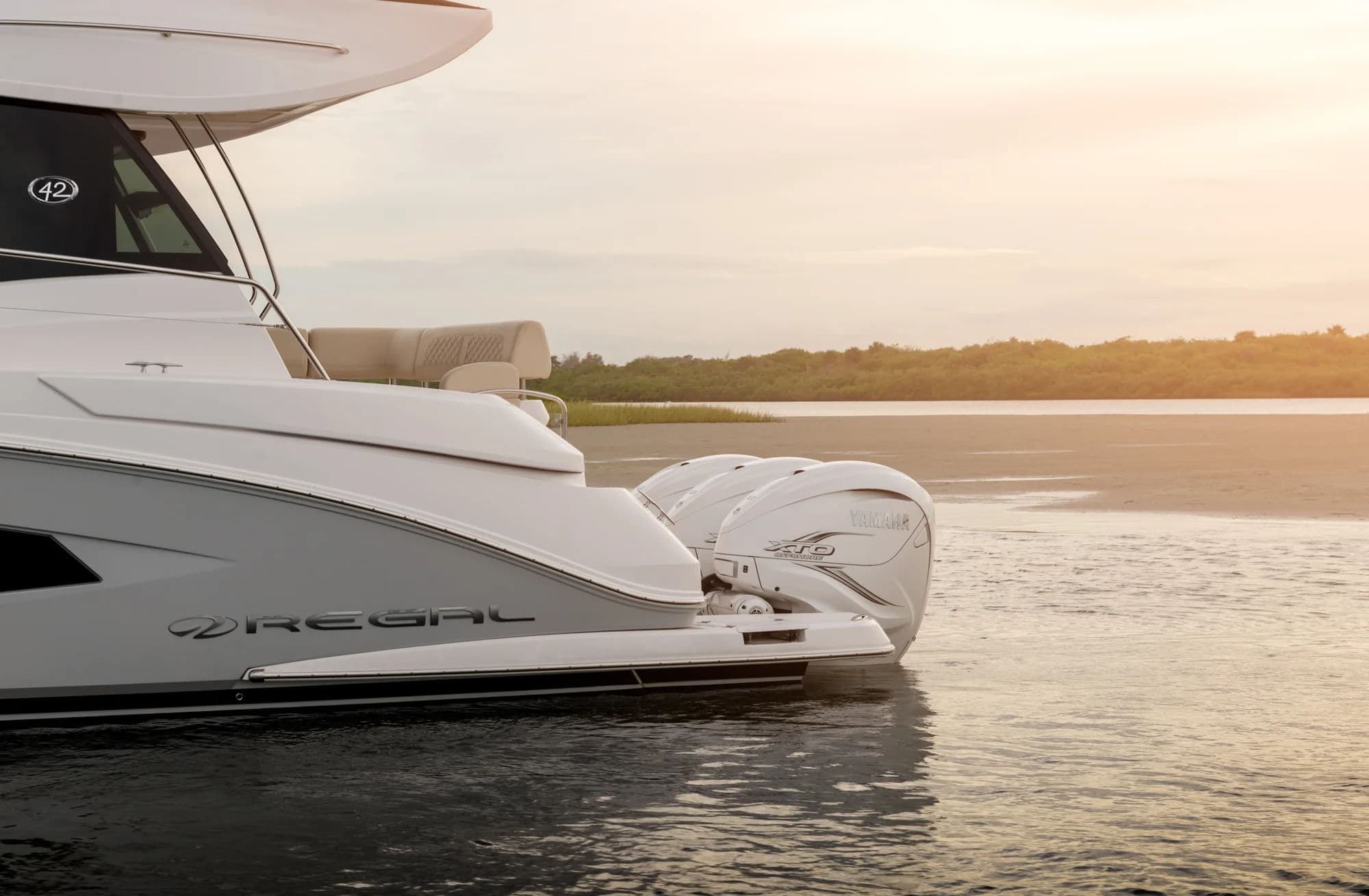 Regal 42 FXO, zdjęcie zewnętrzne 03.