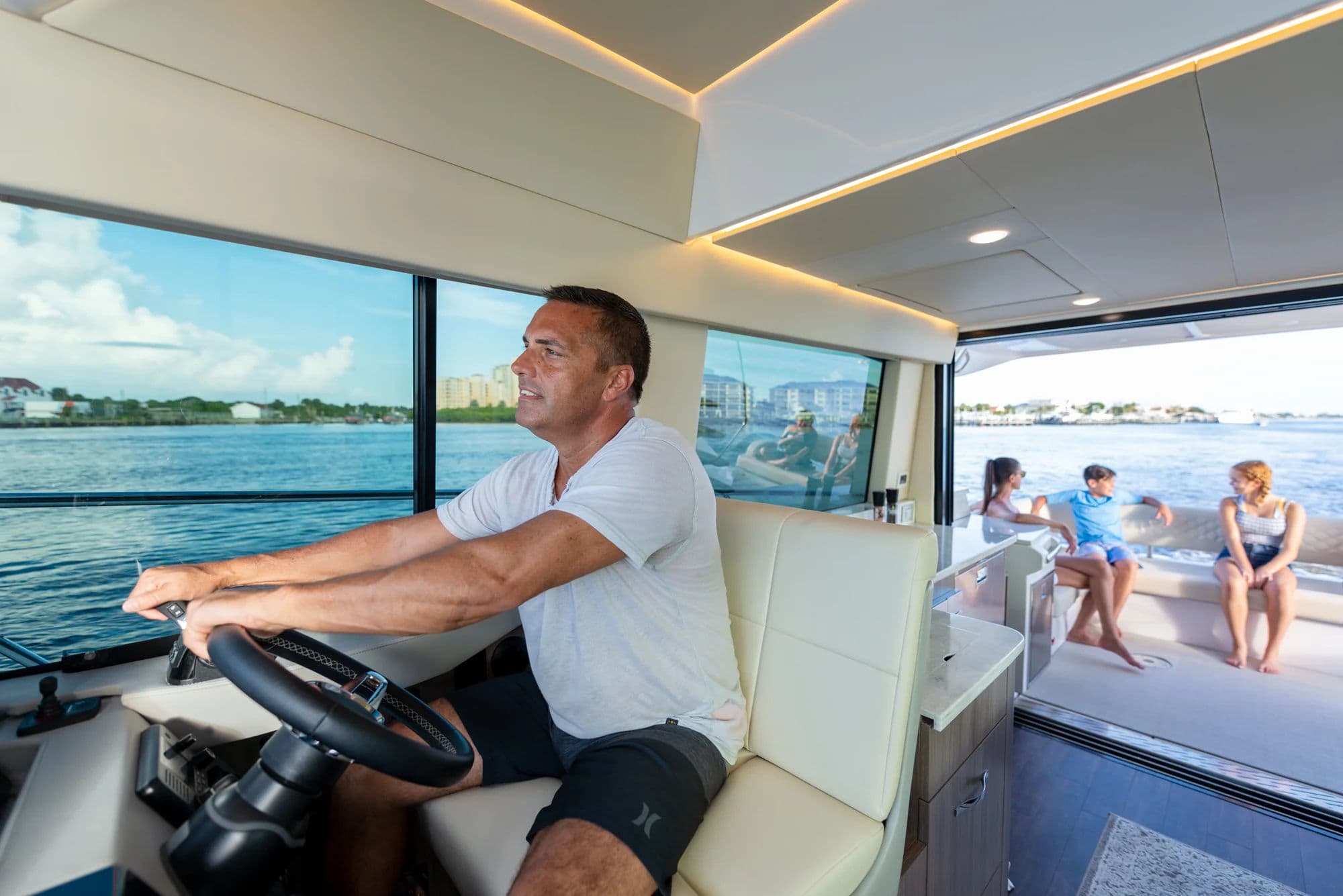 Regal 42 FXO, zdjęcie wnętrza 01.