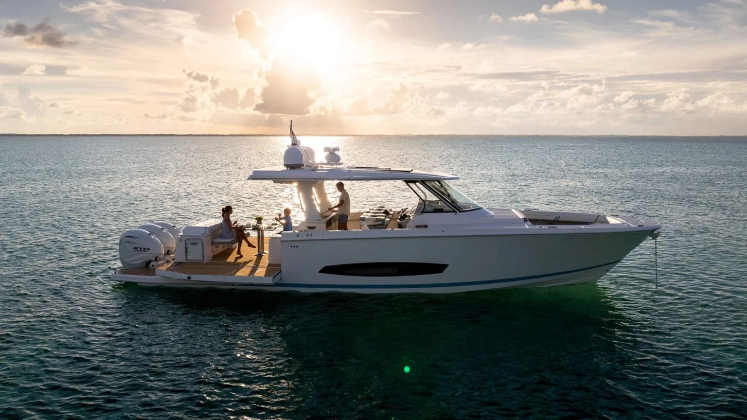 Regal 43 SAV o zachodzie słońca w sekcji rozrywkowej.