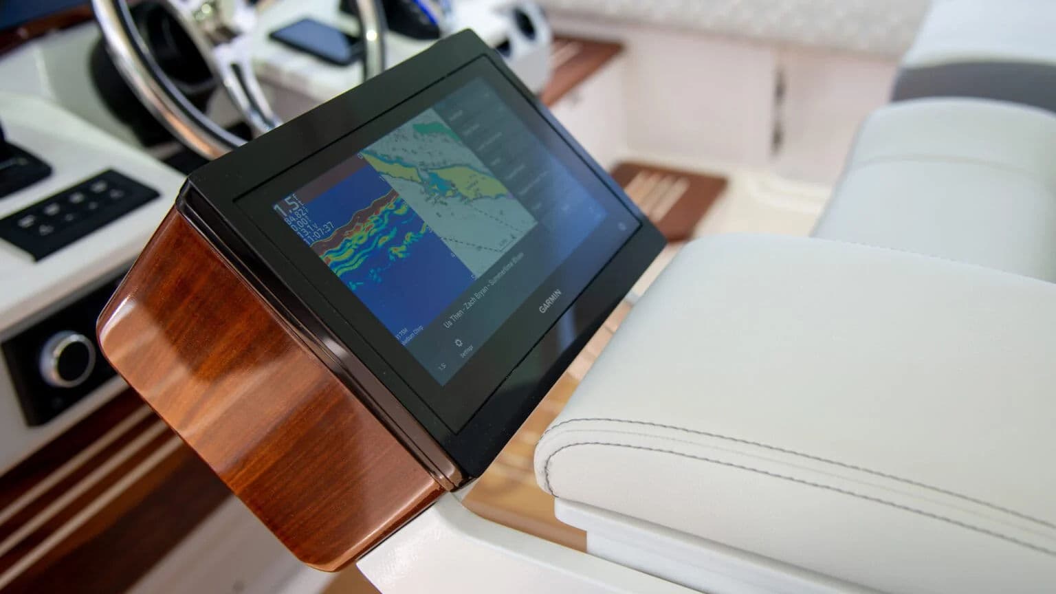 Zintegrowany GarmRest z ekranem Garmin w Regal 43 SAV.