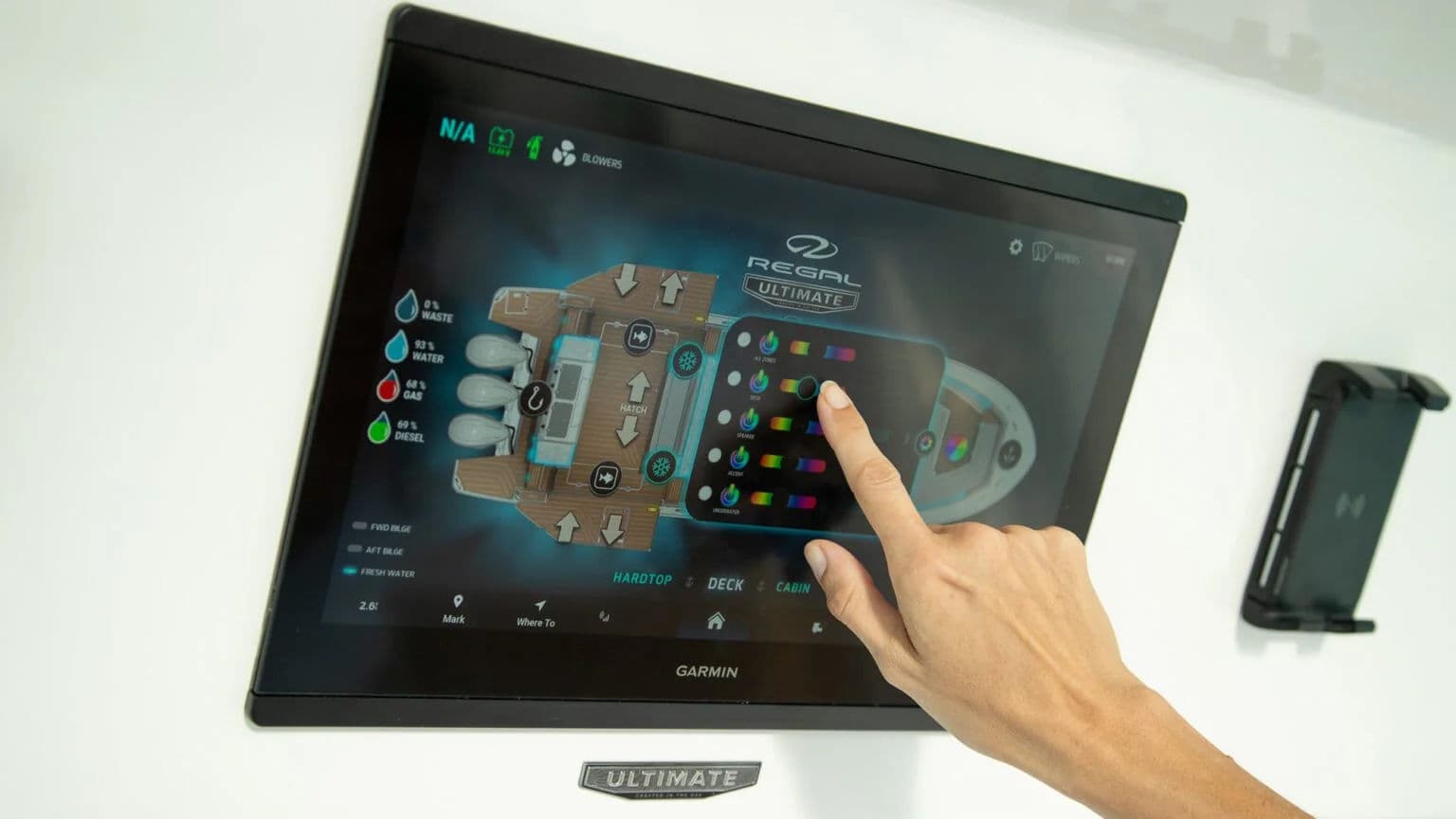 Ekran dla pasażerów sterujący funkcjami pokładowymi w Regal 43 SAV.