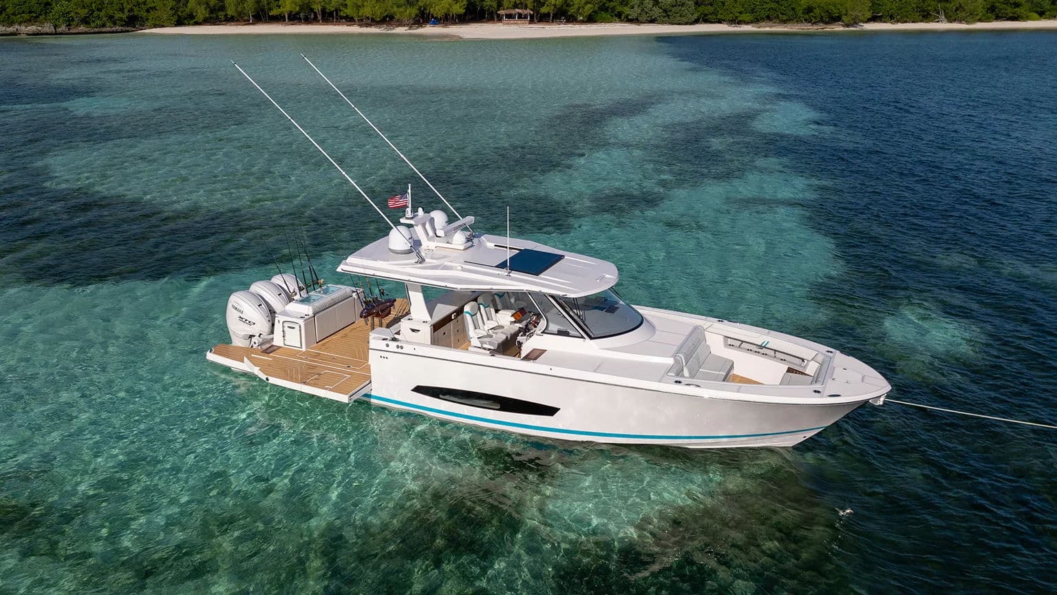 Regal 43 SAV widziany z lotu ptaka na turkusowej wodzie.