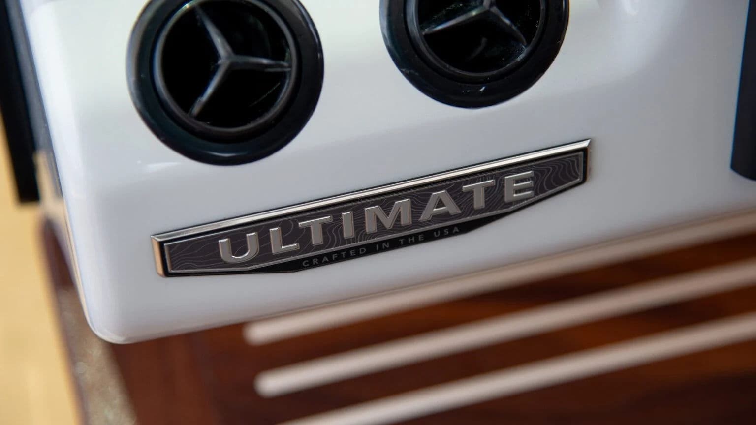 Detal wykończenia Ultimate na pokładzie Regal 43 SAV.