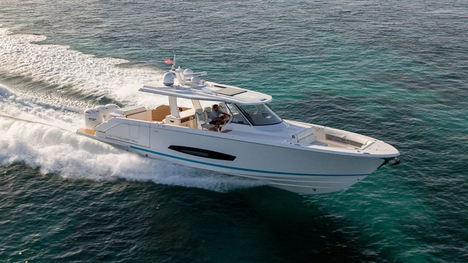 Regal 43 SAV w ruchu na otwartym akwenie.