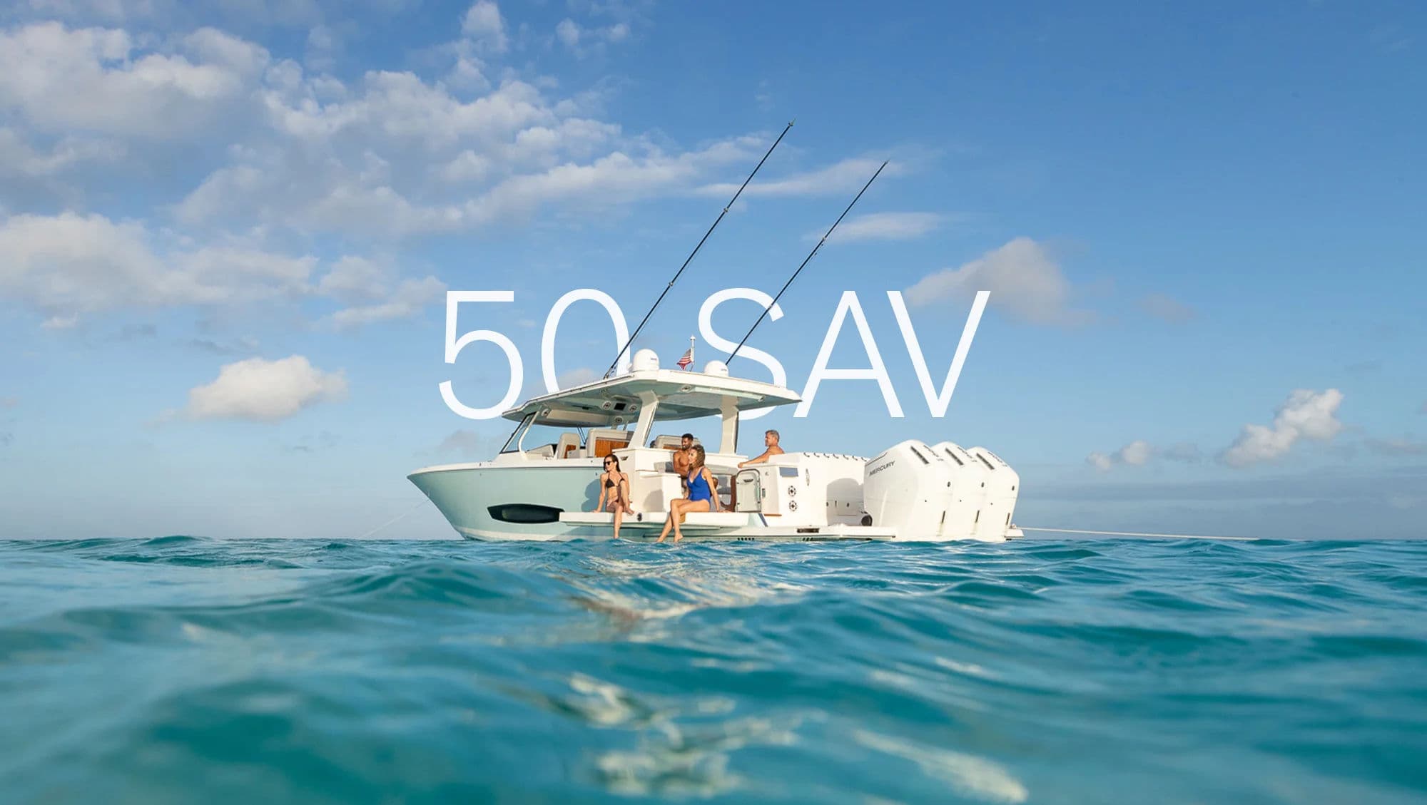 Regal 50 SAV zacumowany na spokojnej, turkusowej wodzie.