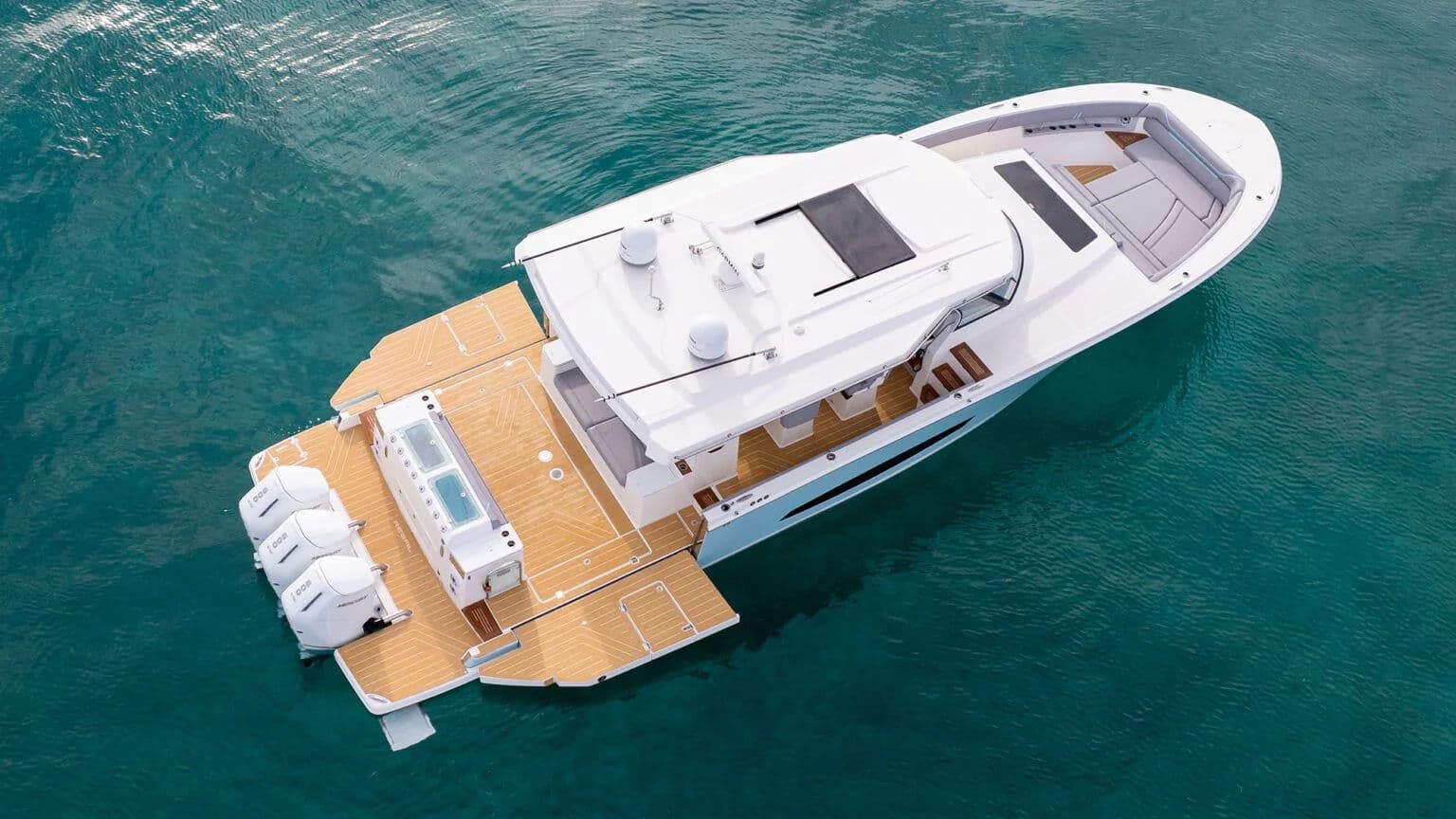 Pokład boczny 50 SAV z otwartą strefą wypoczynku.