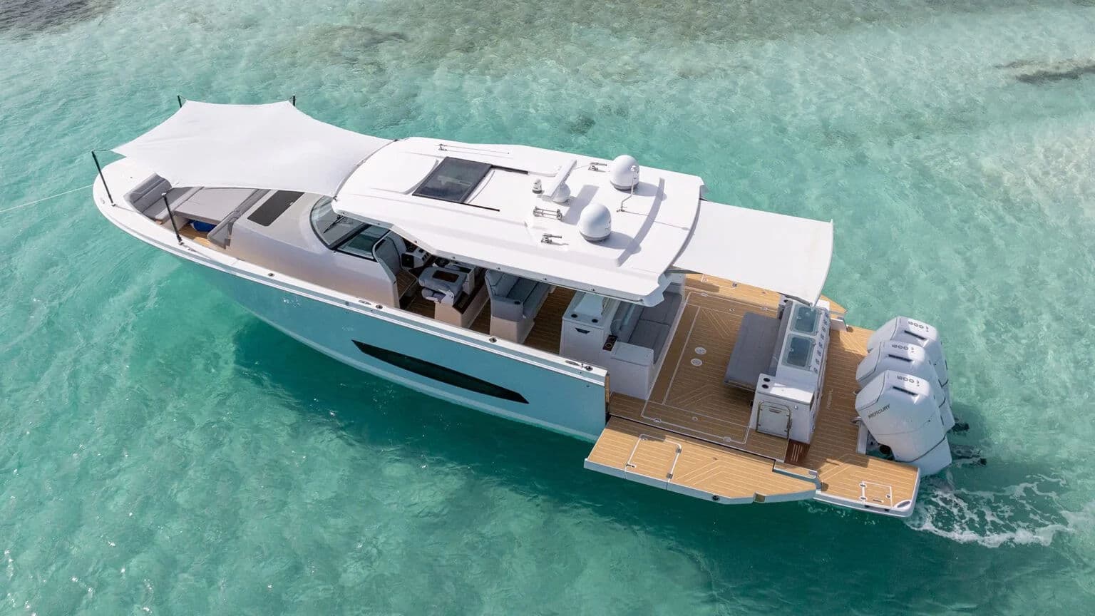 Wysunięty dachowy PowerShade w Regal 50 SAV.