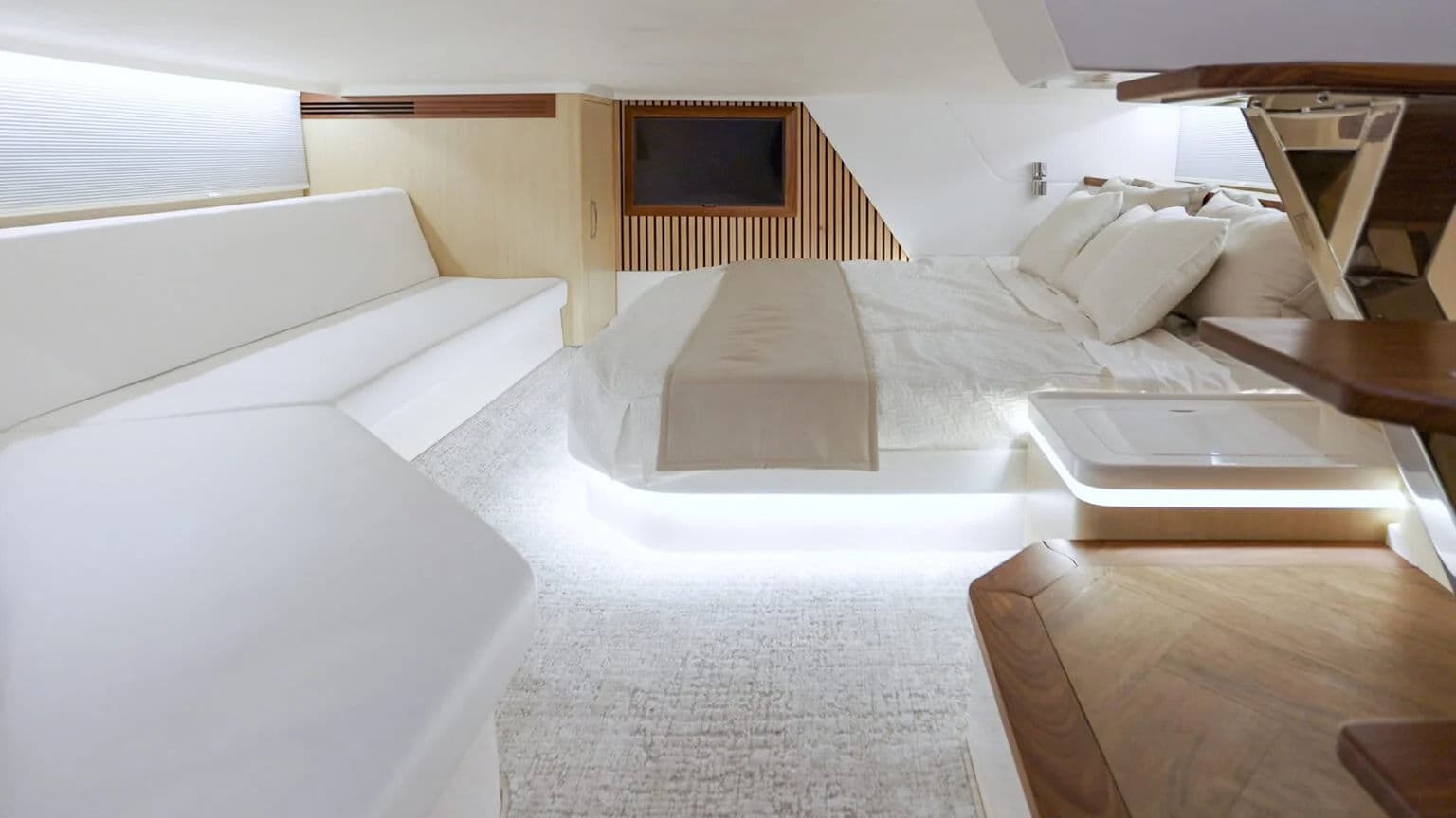 Rufowa kabina z łóżkiem king w Regal 50 SAV.