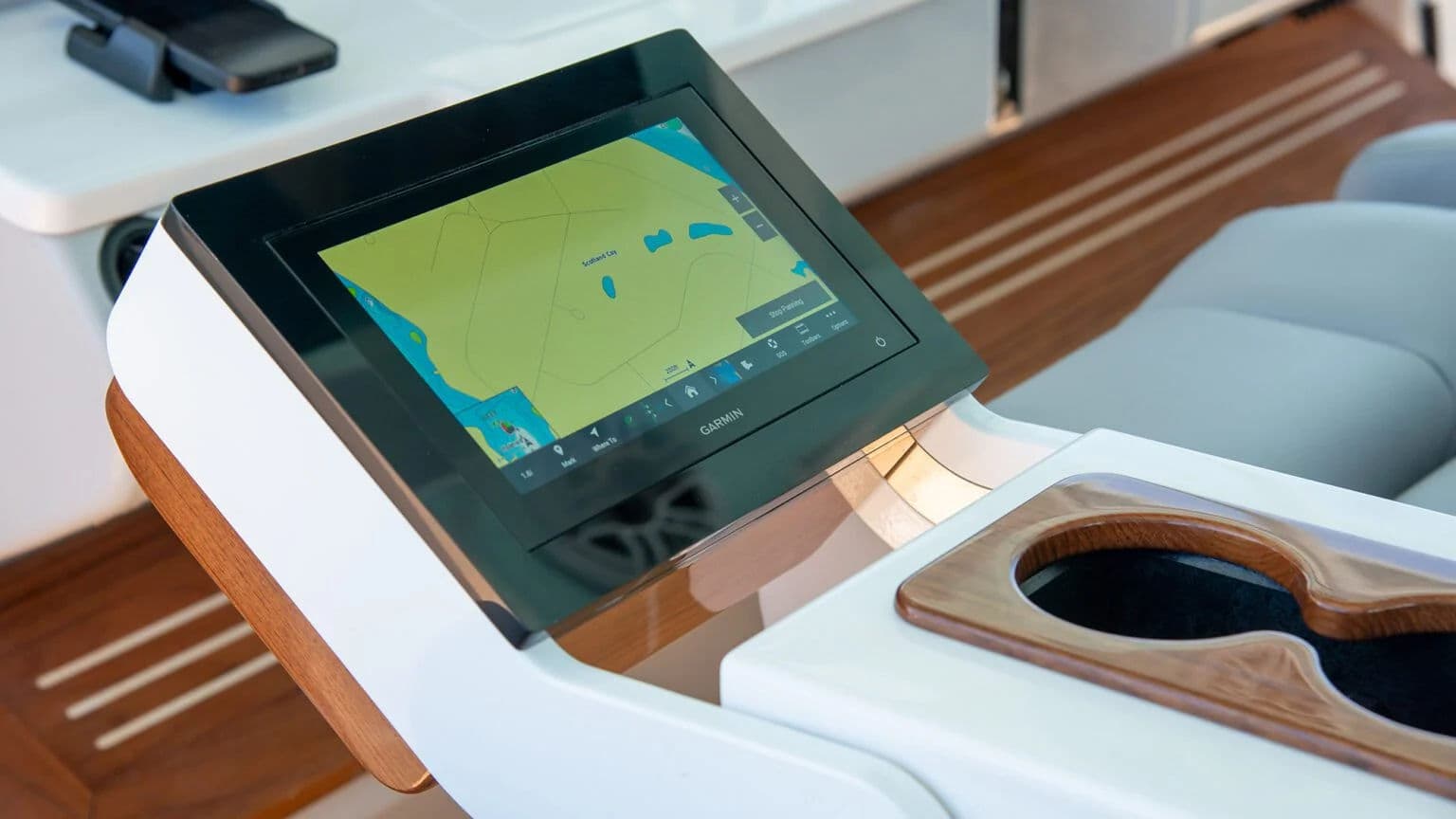 GarmRests z ekranami Garmin zintegrowanymi w podłokietnikach.