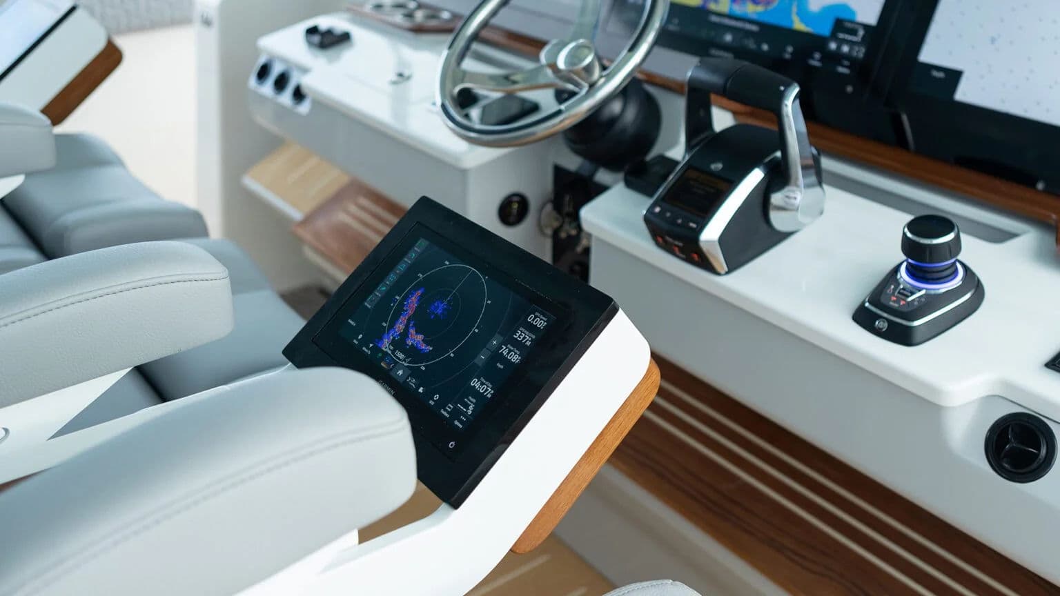 Stanowisko i pokład 50 SAV z naciskiem na technologię i wygodę.