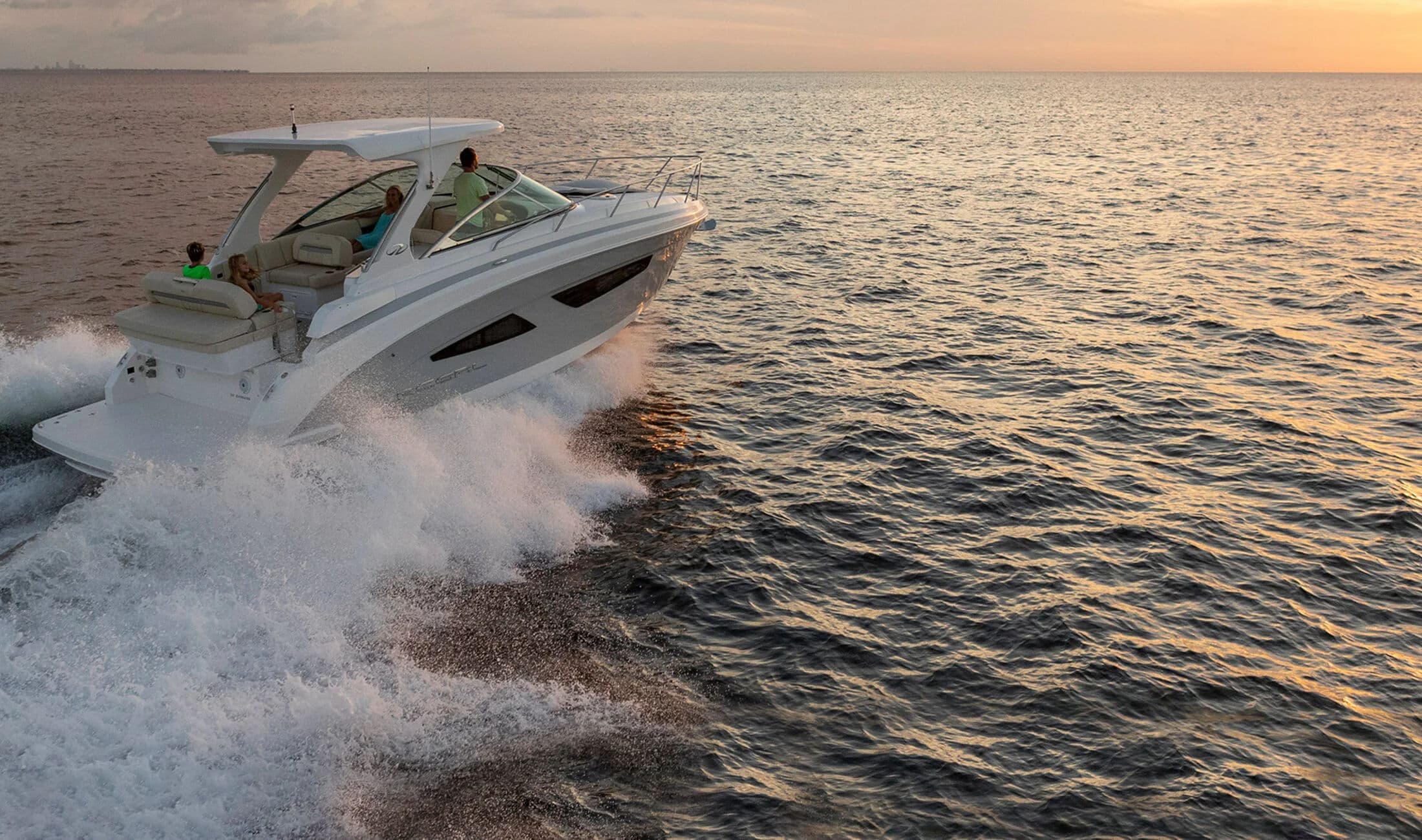 Regal Express Cruiser podczas rejsu przy zachodzącym słońcu.