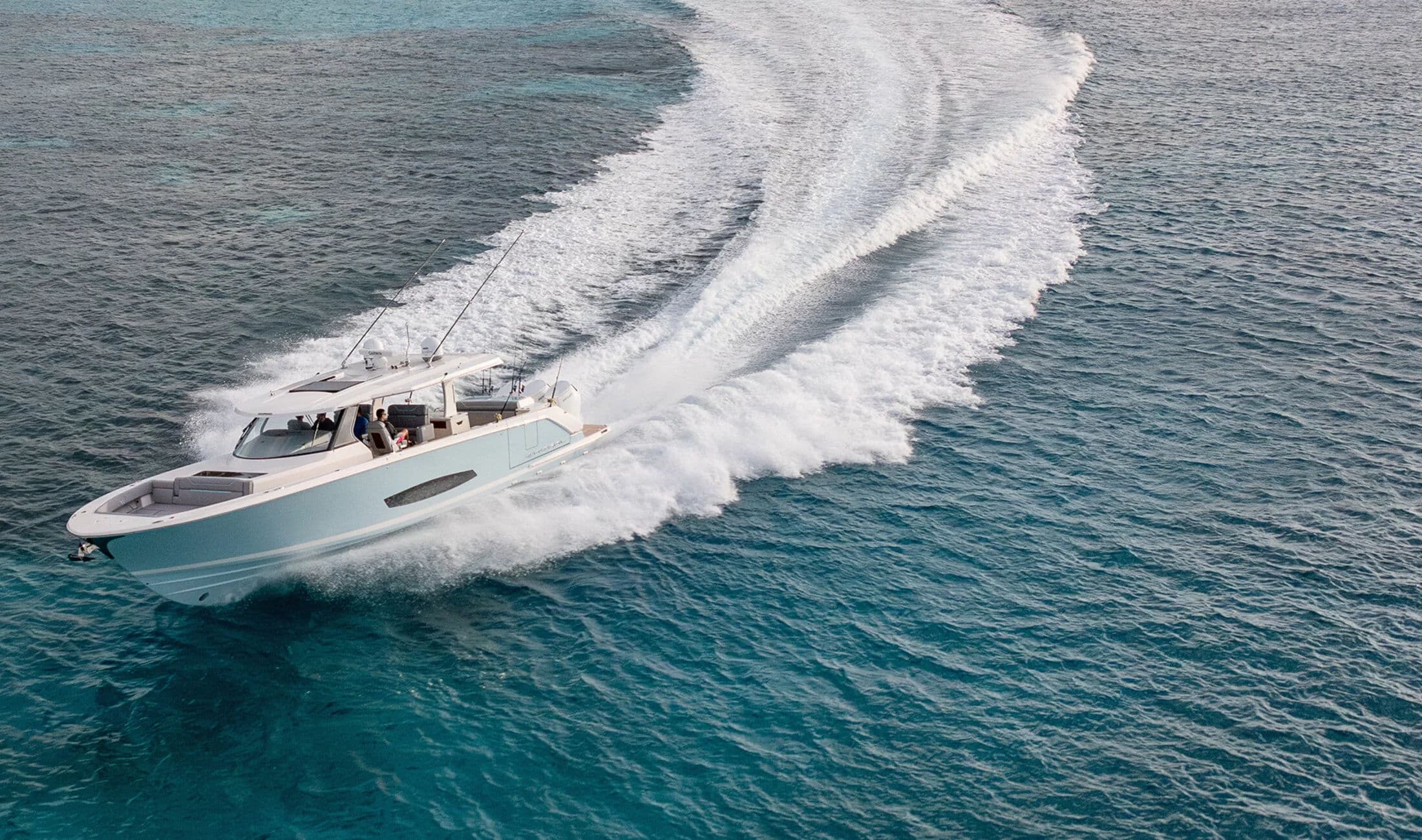 Regal SAV na wodzie z szerokim widokiem na pokład i linię kadłuba.