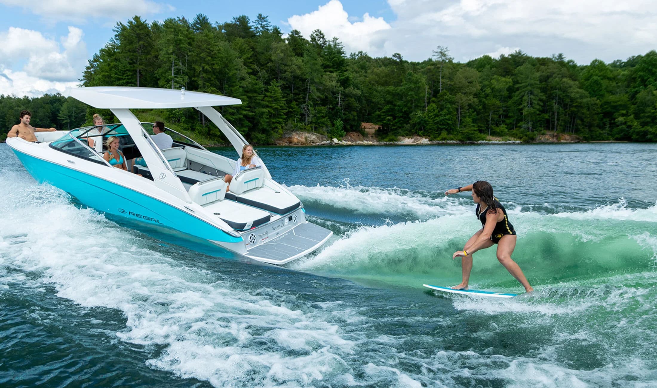 Regal Surf tworzący falę do sportów wodnych.