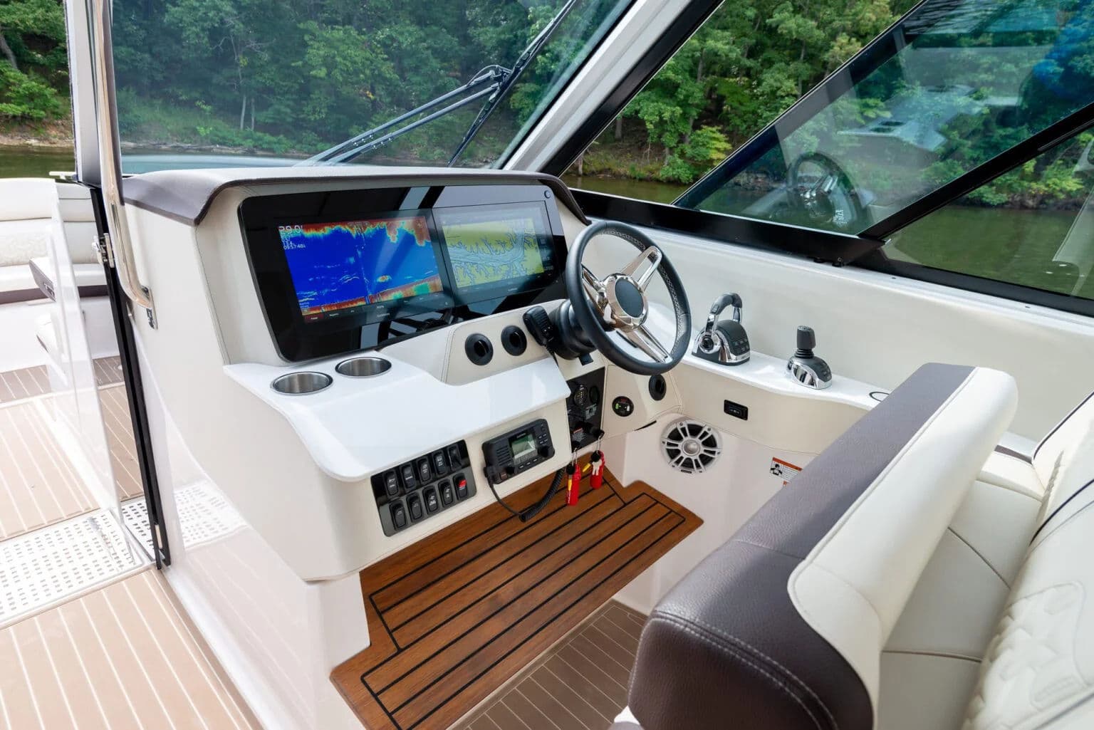 Stanowisko sternika Volvo Glass Cockpit w modelu LS36.