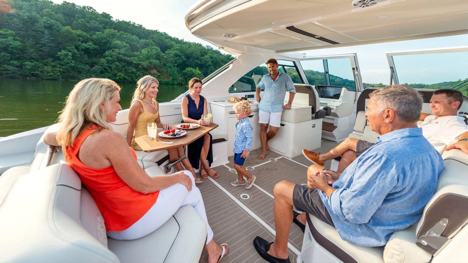 Kokpit Regal LS36 przygotowany do spotkań i relaksu.