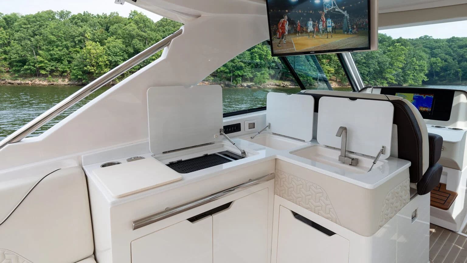 Galley w modelu Regal LS36 z grillem i lodówką.