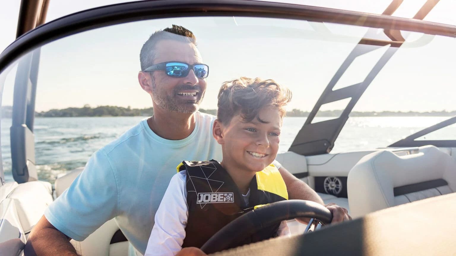 Jednoczęściowa szyba przednia w Regal LS2.