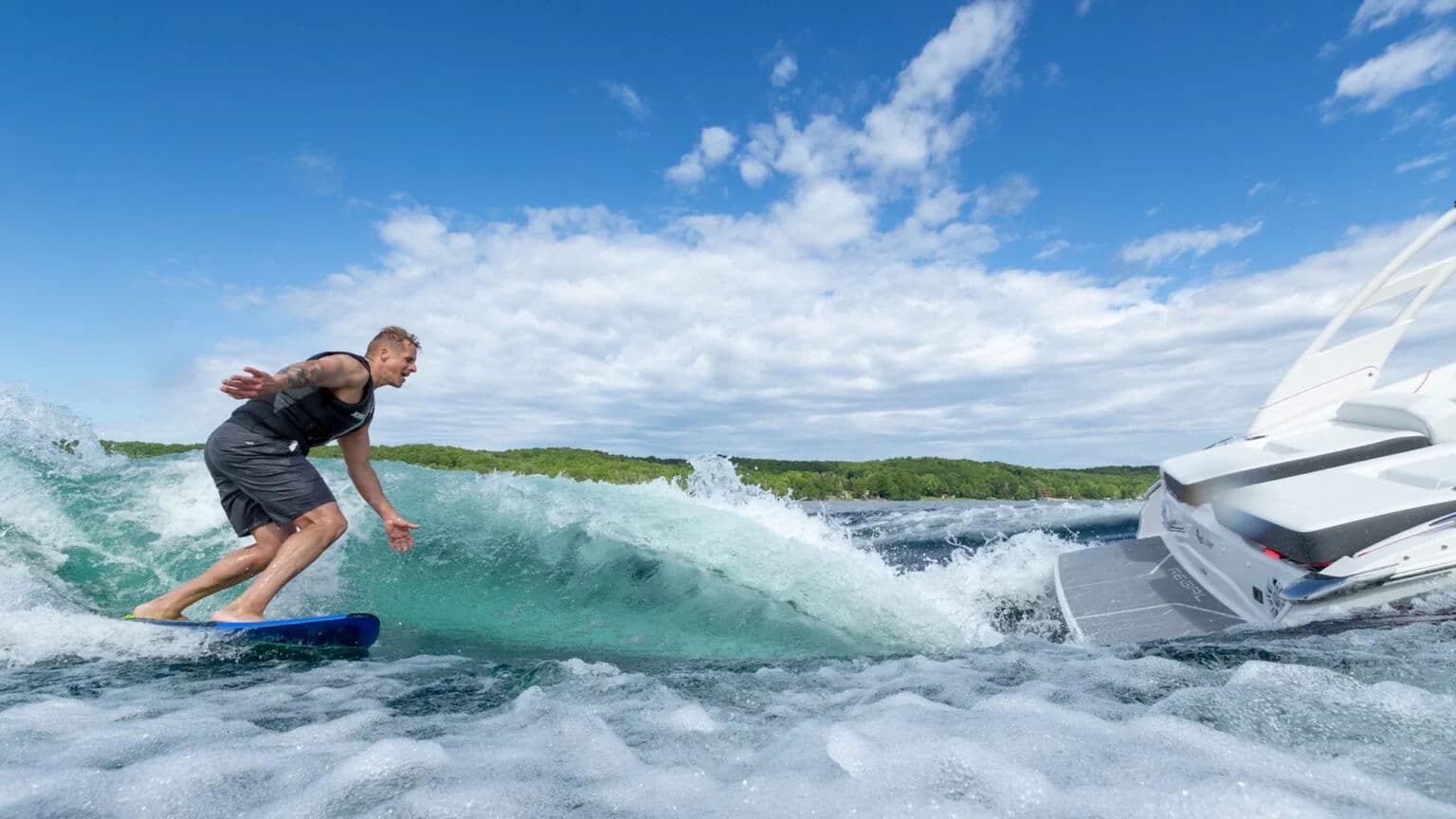 LS2 Surf podczas jazdy z uformowaną falą do wakesurfingu.