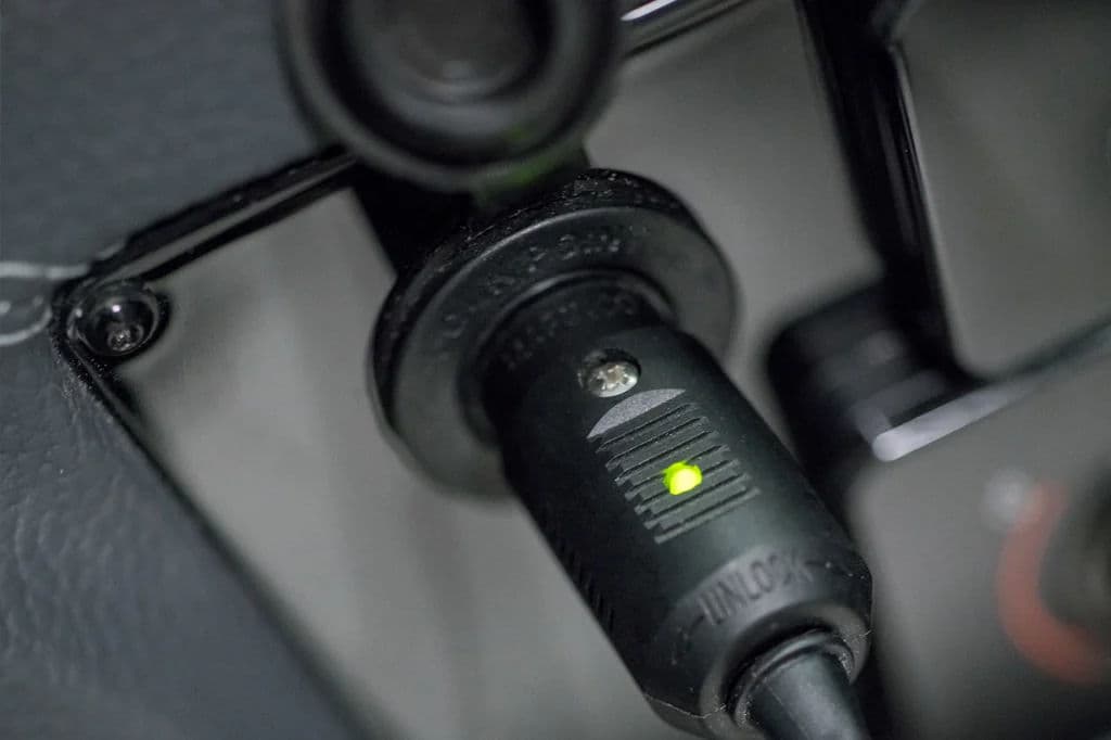 Gniazdo akcesoriów 12V przy stanowisku sternika.