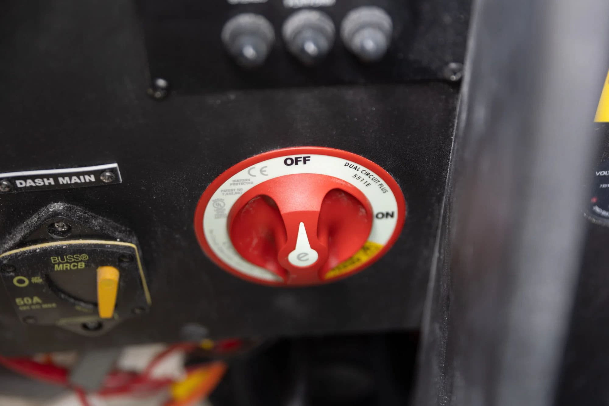 Przełącznik akumulatorów w LS4 SURF.