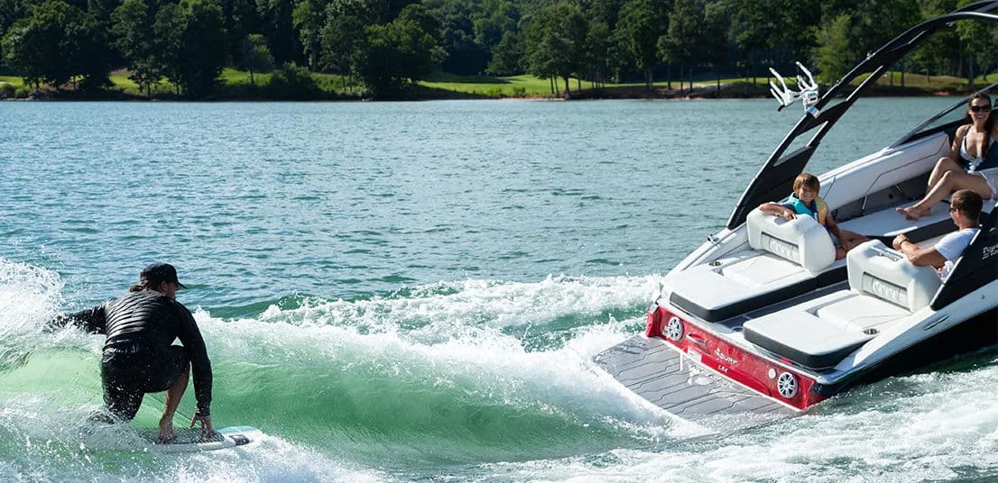 LS4 SURF tworzący dużą falę do surfingu.