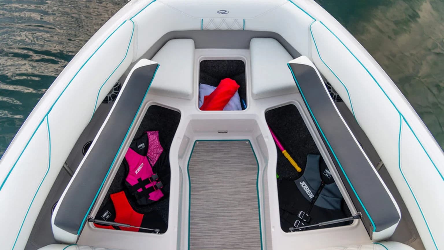 Schowki pokładowe w modelu LS4 SURF.