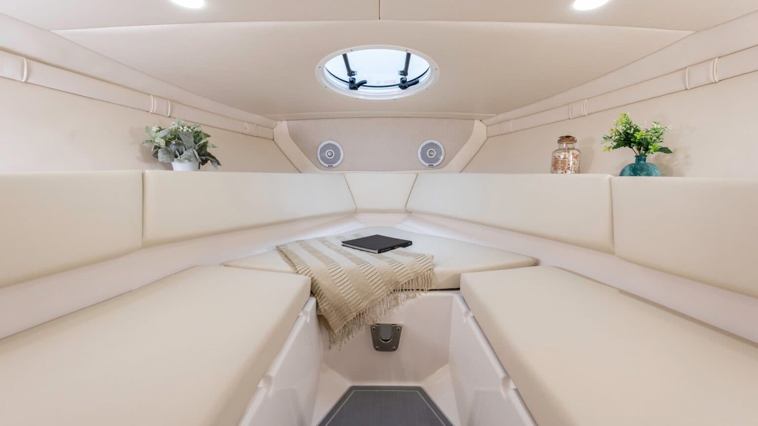 Salon kabiny Regal LS4C.