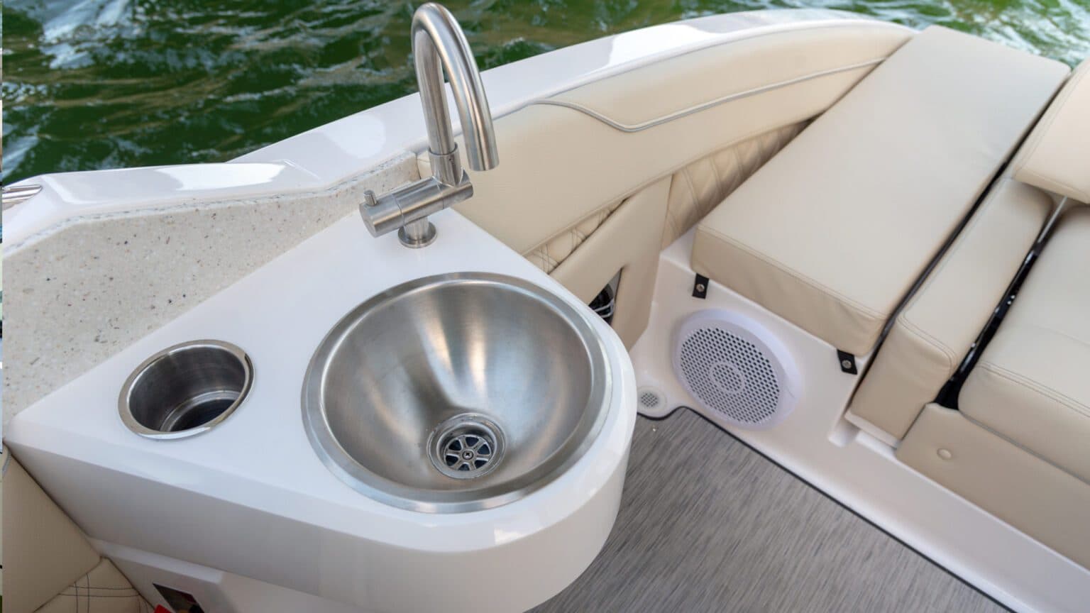 Zlew kokpitowy w modelu Regal LS4C.