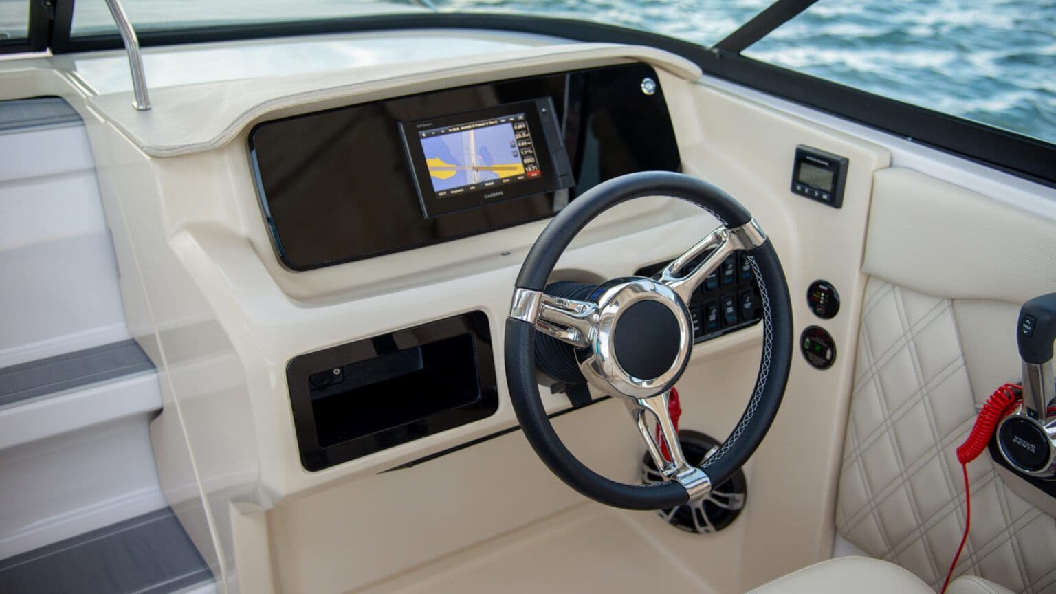 Stanowisko sternika Regal LS4C z detalami premium.