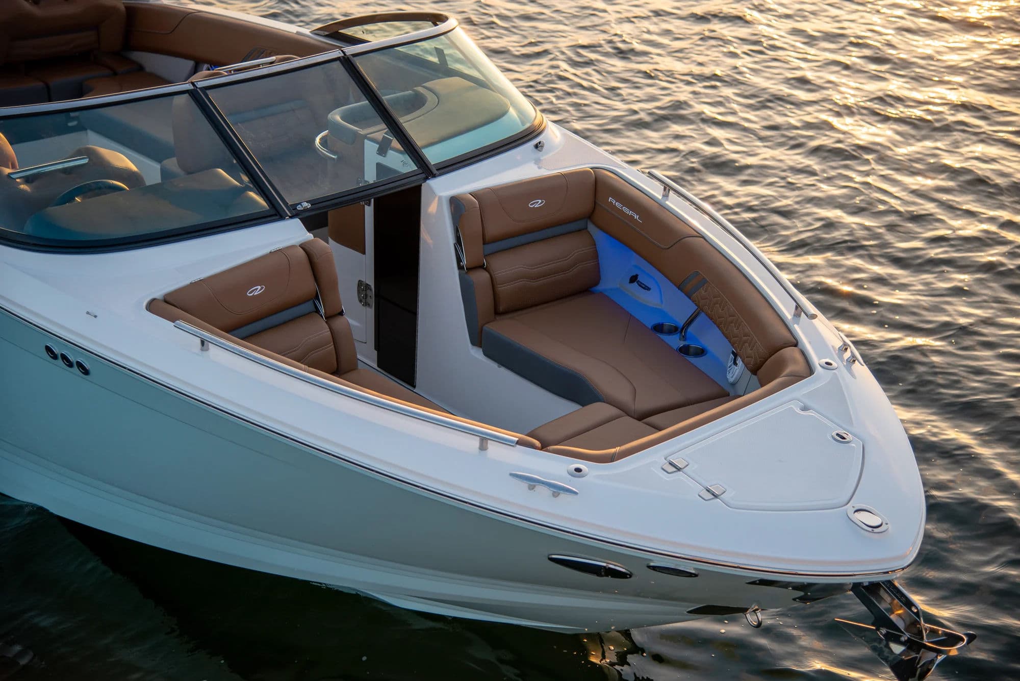 Regal LS6 Surf, wnętrze 01.