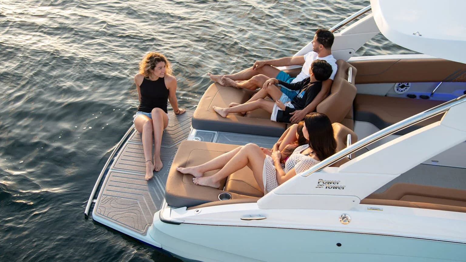 Wszechstronna strefa rufowa LS6 z wielopozycyjnymi siedziskami.