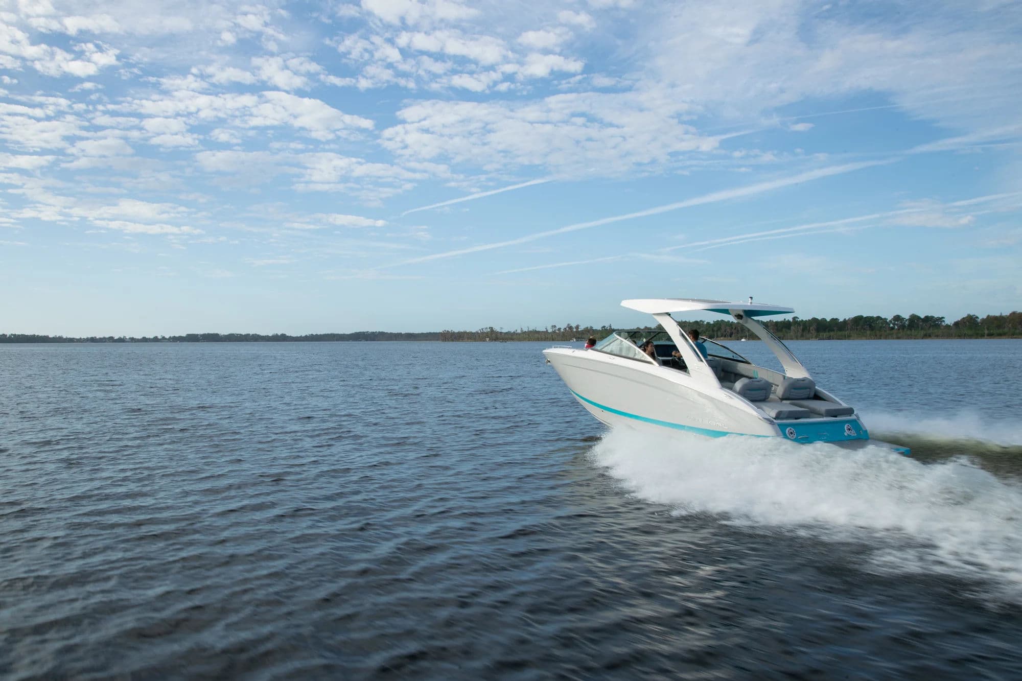 Regal LS9 w dynamicznym ujęciu na wodzie jako tło sekcji gotowe do odbioru.