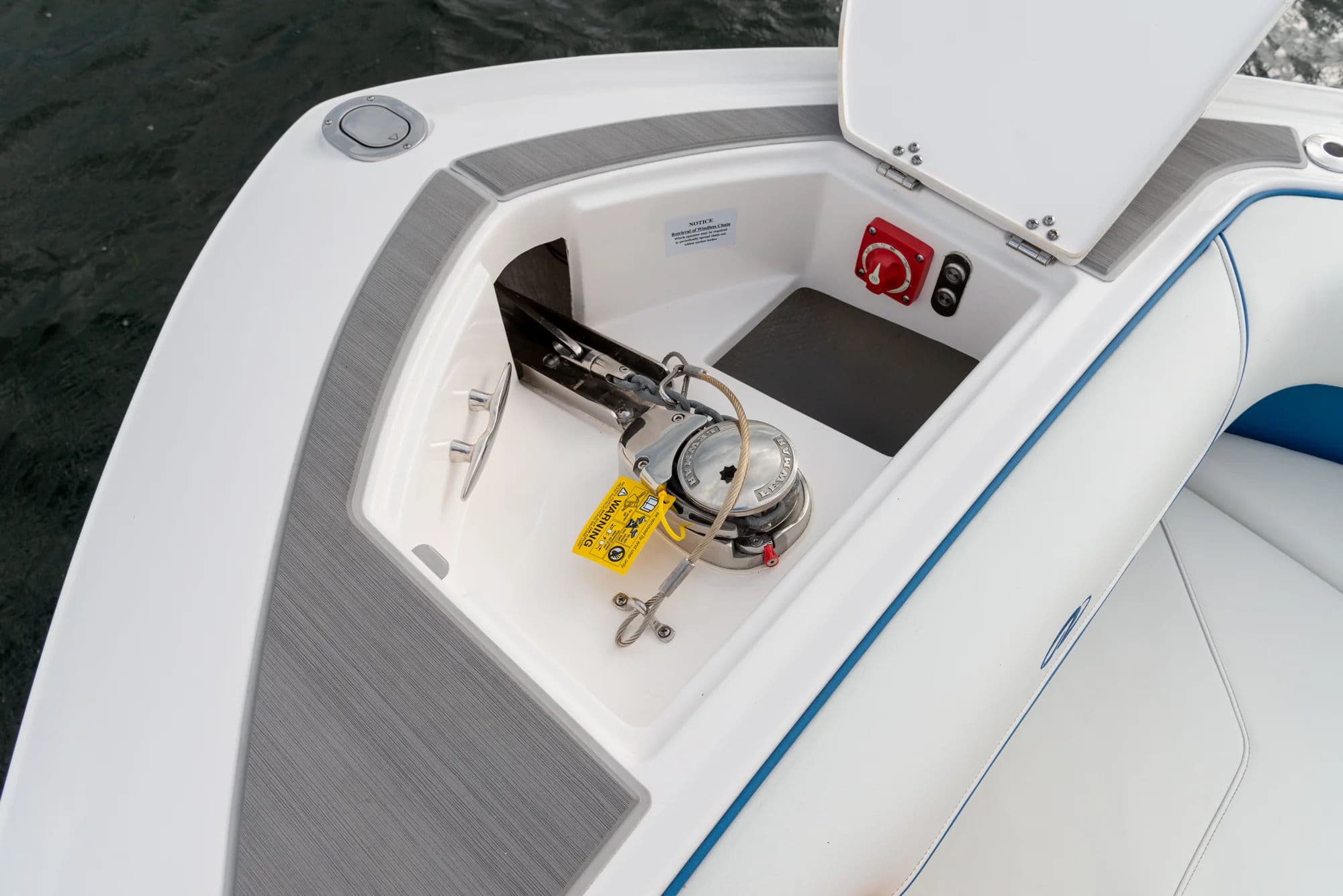 Regal LS9 SURF, ujęcie wnętrza 01.