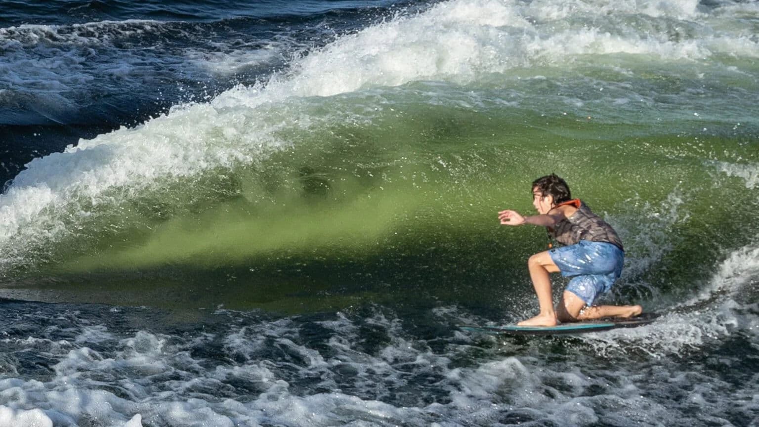 Fala surfowa tworzona przez Regal LS9 SURF.