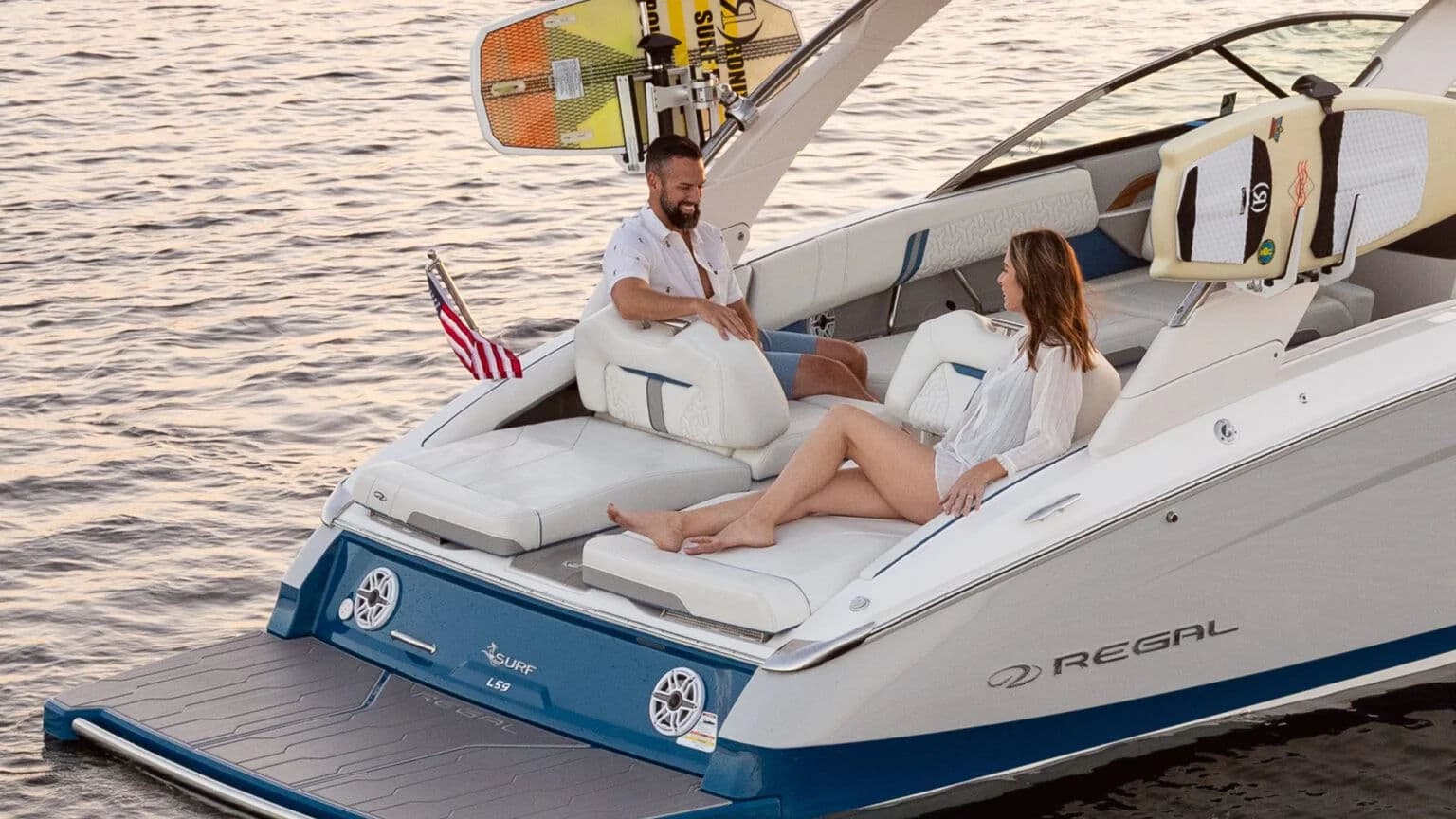 Podwójne strefy UltraLounge na rufie LS9 SURF.