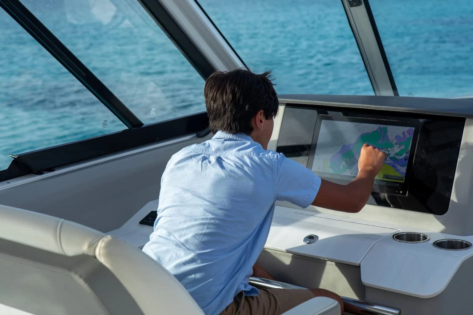 Kokpit LX36 z ekranem sternika i ekranem pasażera.