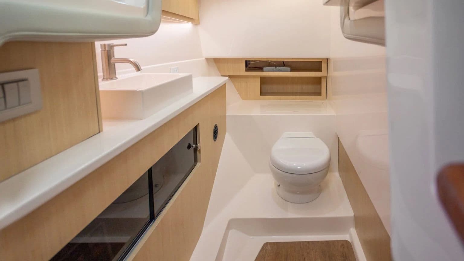 Łazienka pokładowa w modelu Regal LX36.