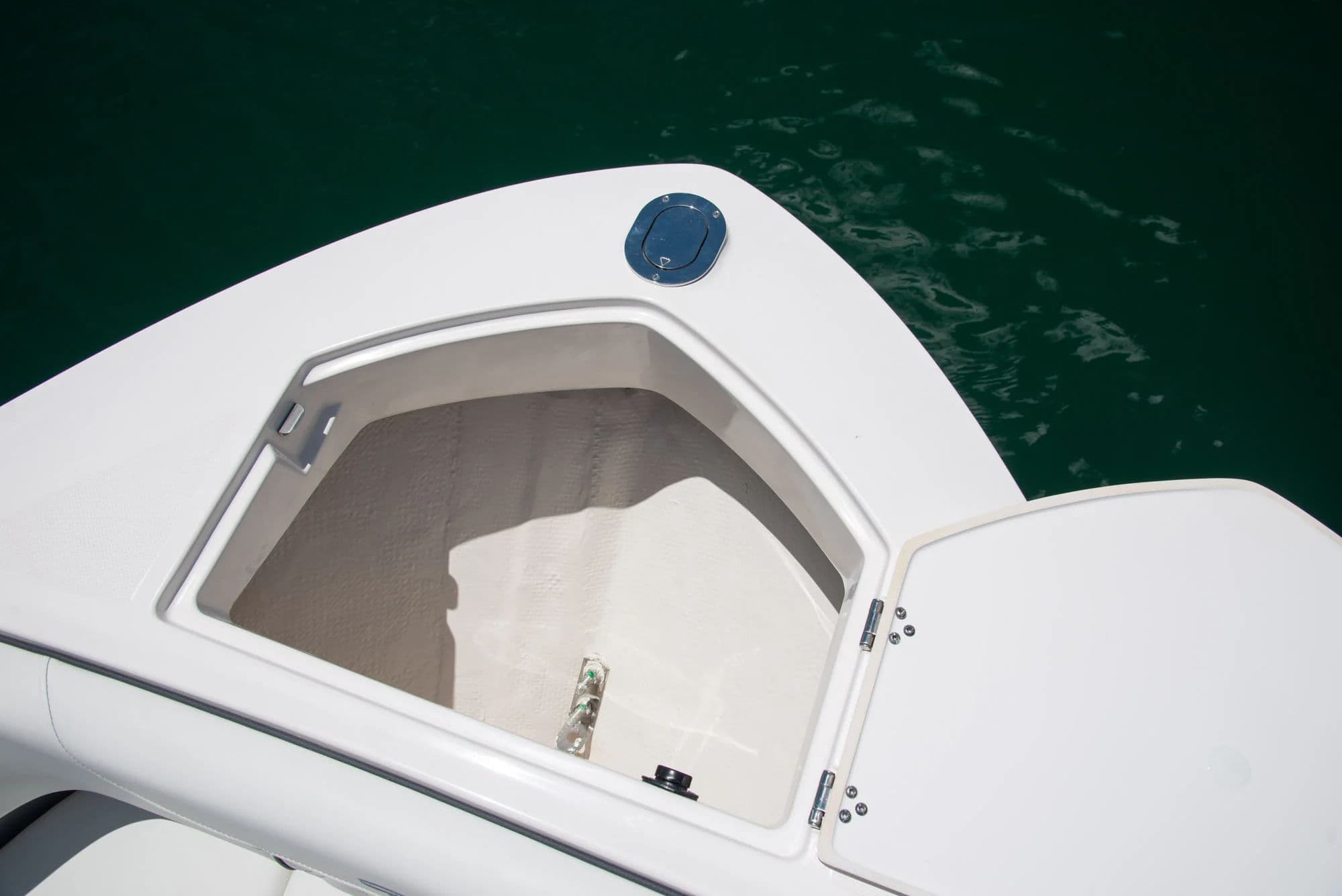 Schowek kotwiczny na dziobie modelu LX4.