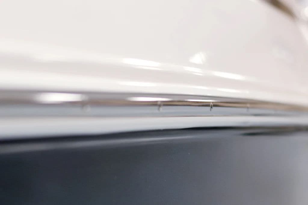 Detal nierdzewnego wykończenia szyby w LX4.