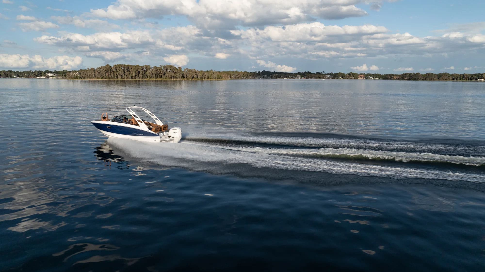 Regal LX4, zewnątrz 03.