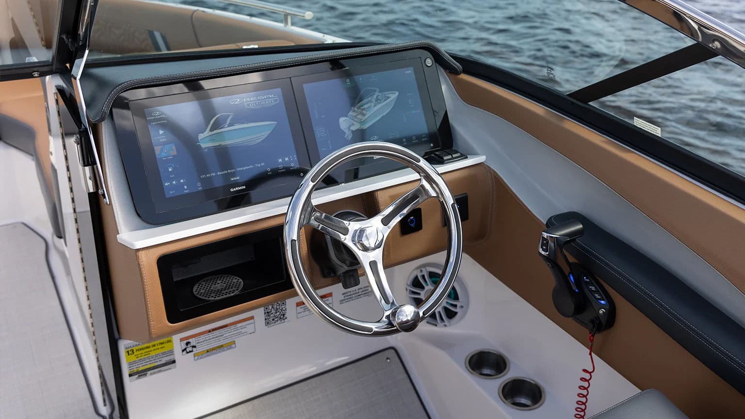 Ergonomiczne stanowisko sternika Regal LX4.