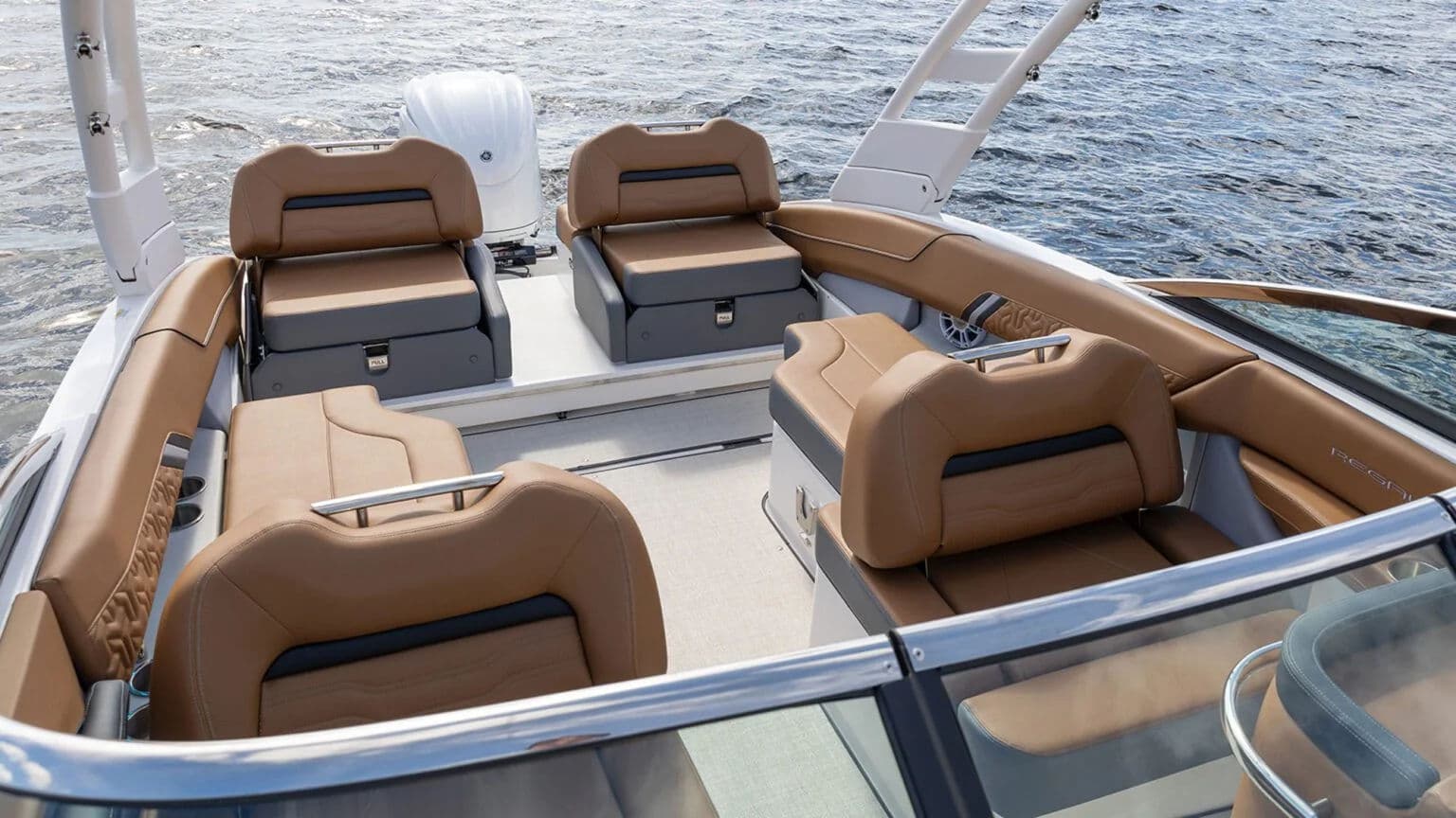 Szeroki układ siedzeń kokpitu w Regal LX4.